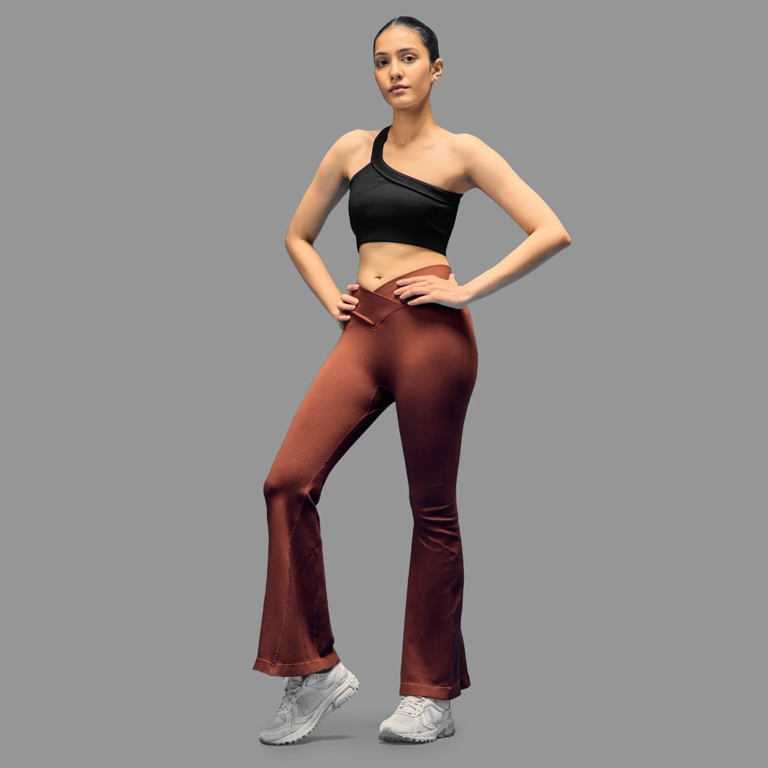 Limitless snatched Ruched back Flare Pants - Brown . - Image 3