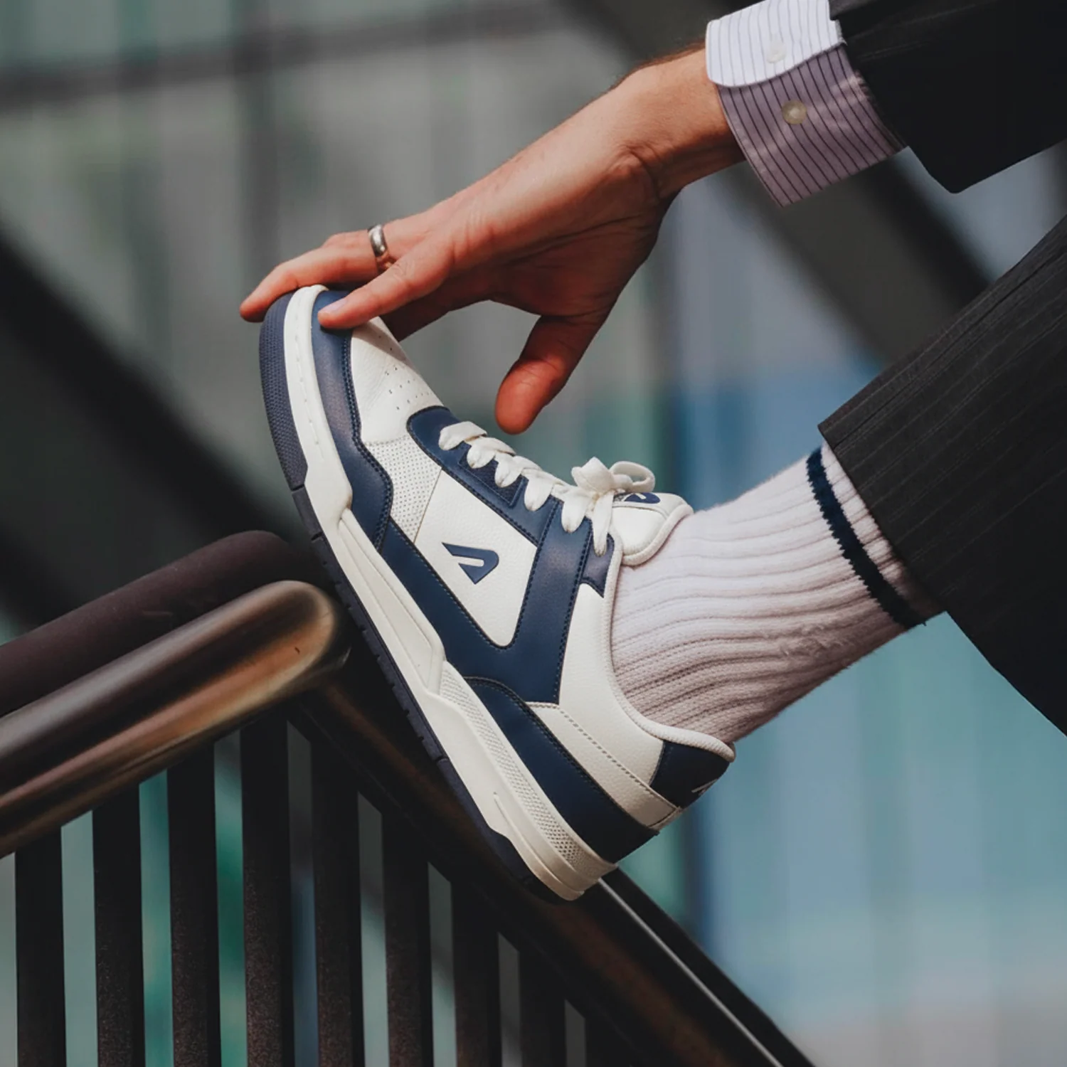 DRIPBLOC OFFWHITE/NAVY MEN'S SNEAKER - Image 9